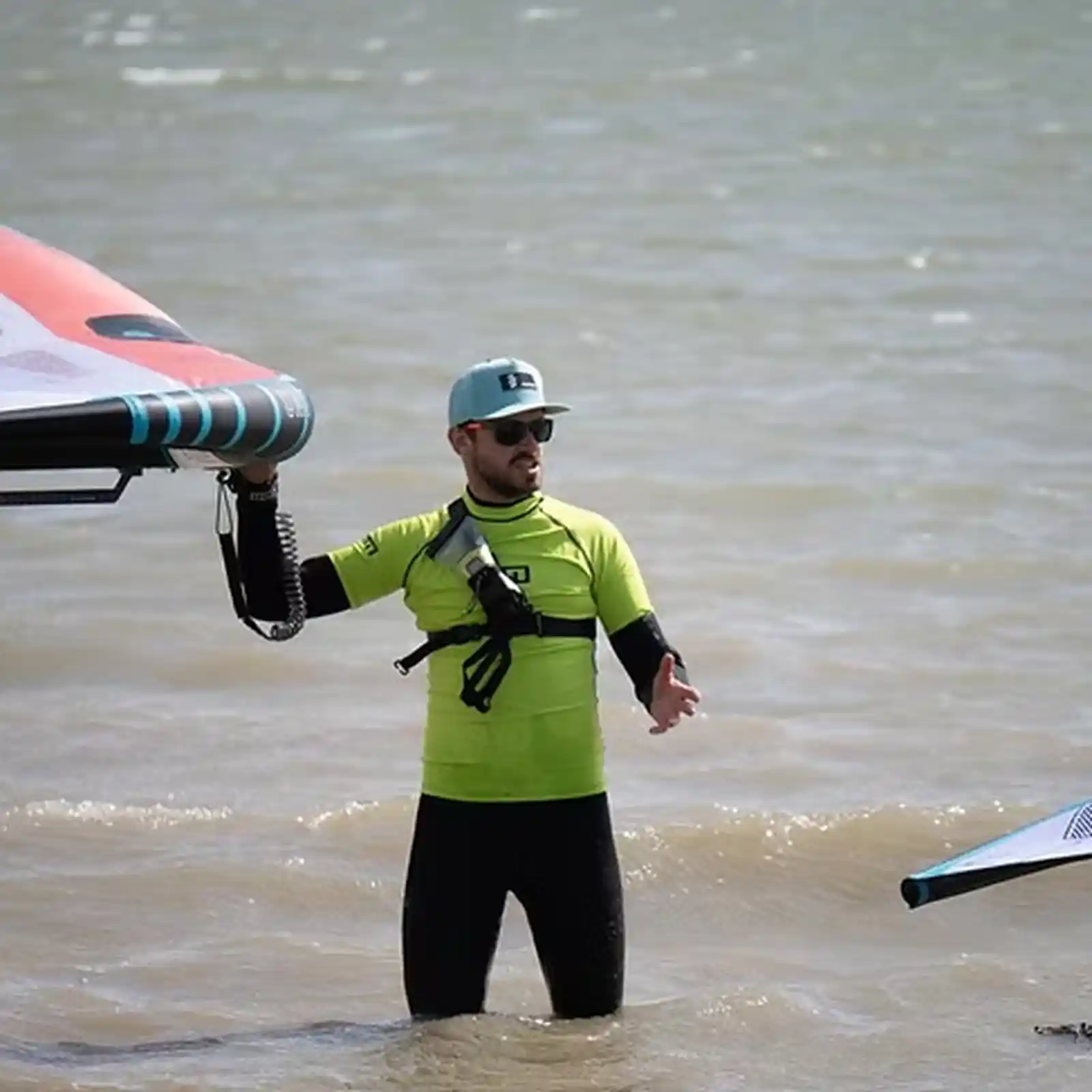 Benjamin guidant des élèves sur la baie de Pont-Mahé