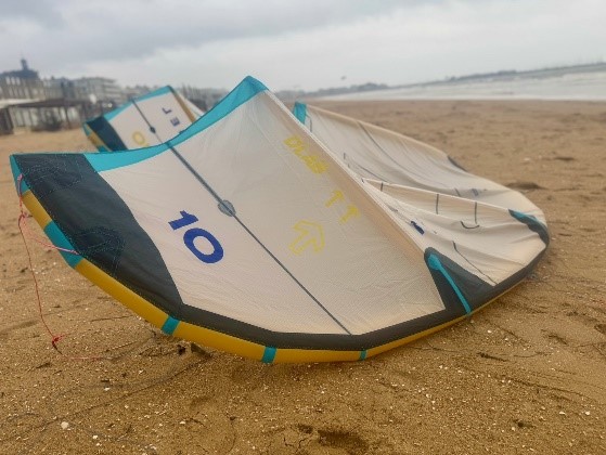 Aile de kitesurf Duotone Rebel D/LAB 2025 sur la plage de pornichet