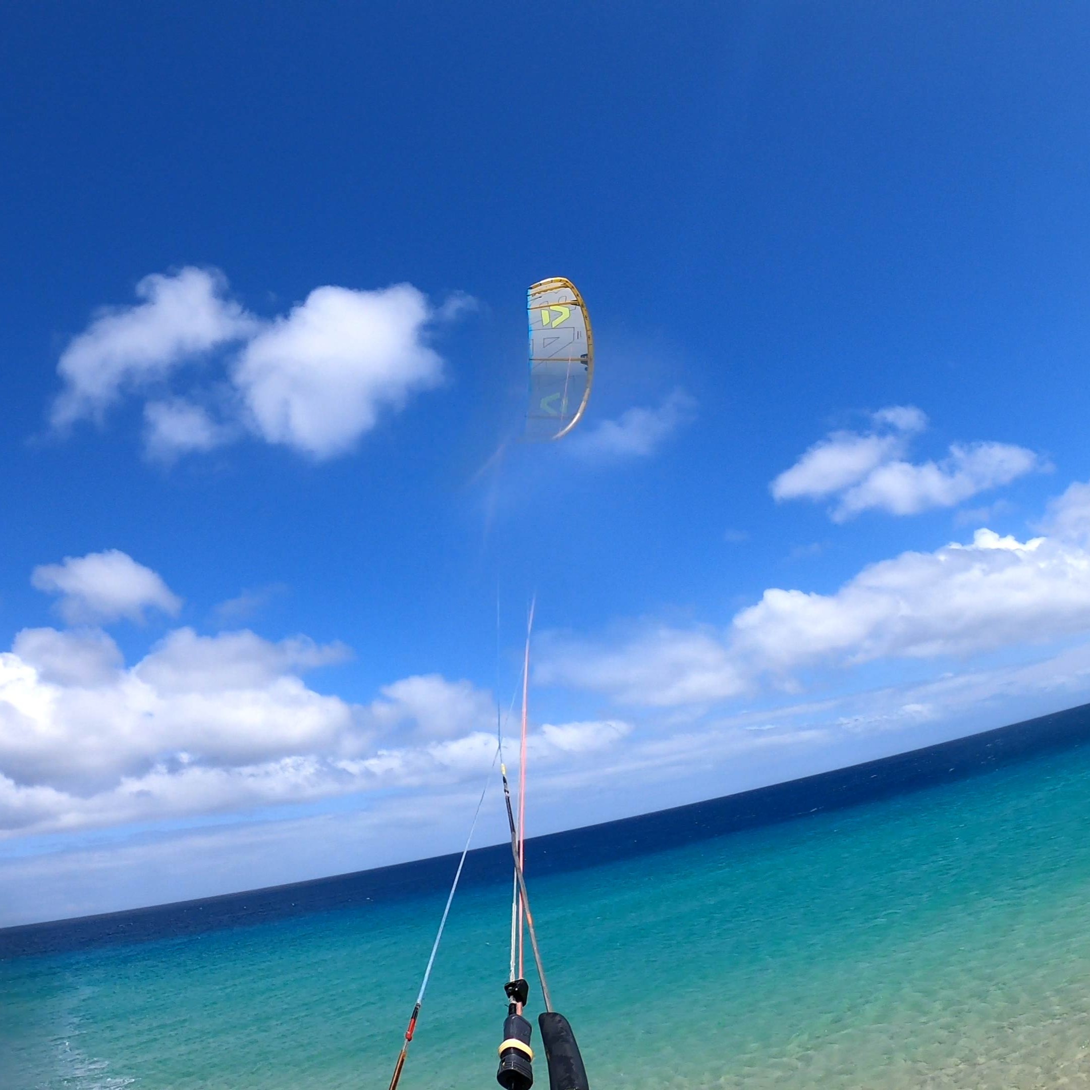 Kévin B. tirant un bord avec son kite Duotone Rebel D/LAB 2025