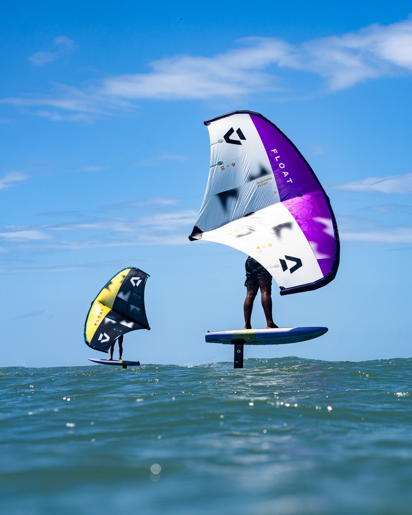 Deux riders en navigation sur une mer calme avec la DUOTONE FLOAT