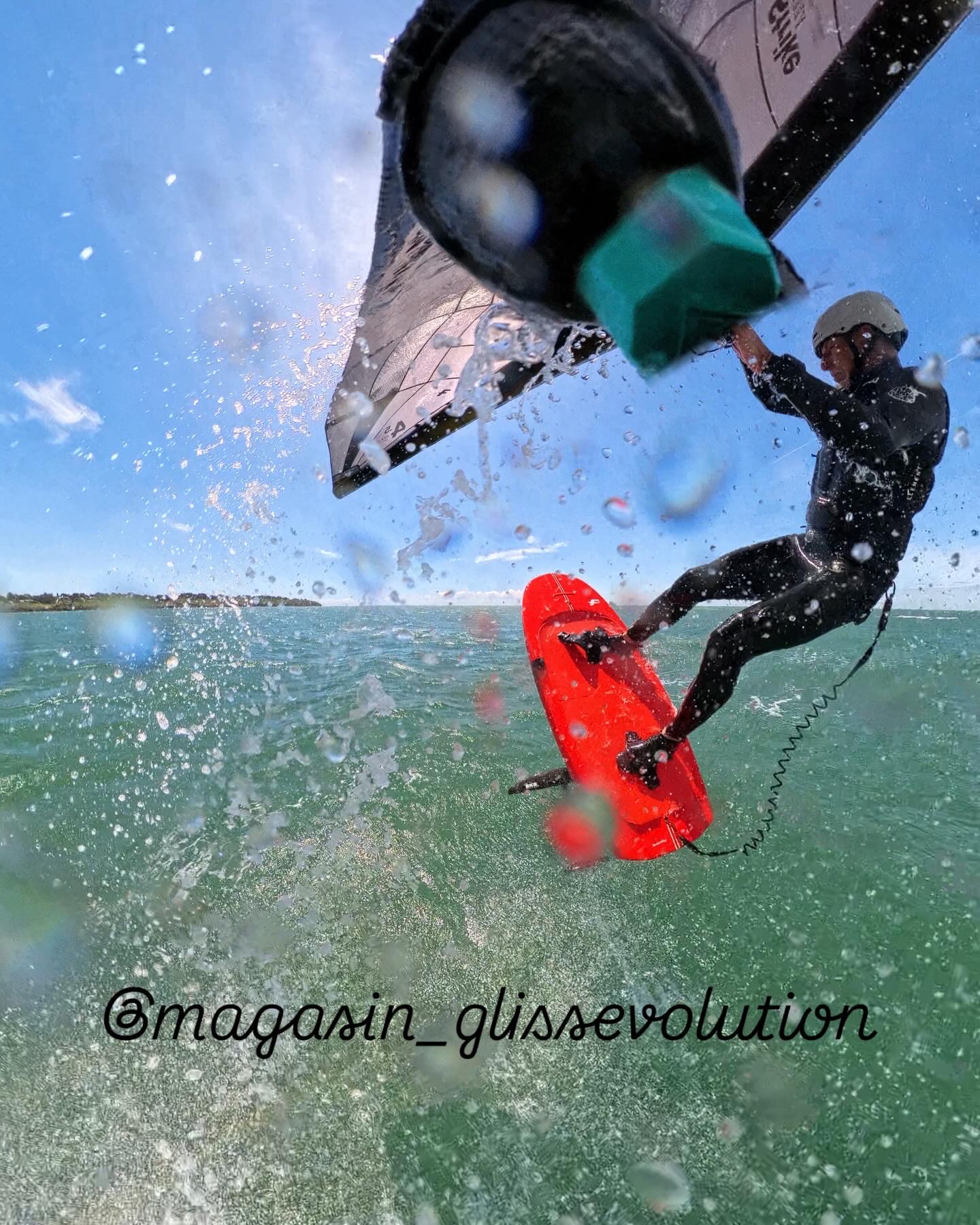 Saut en wingfoil avec l'aile F-One Strike V5 Aluula, réalisé par Cyrille