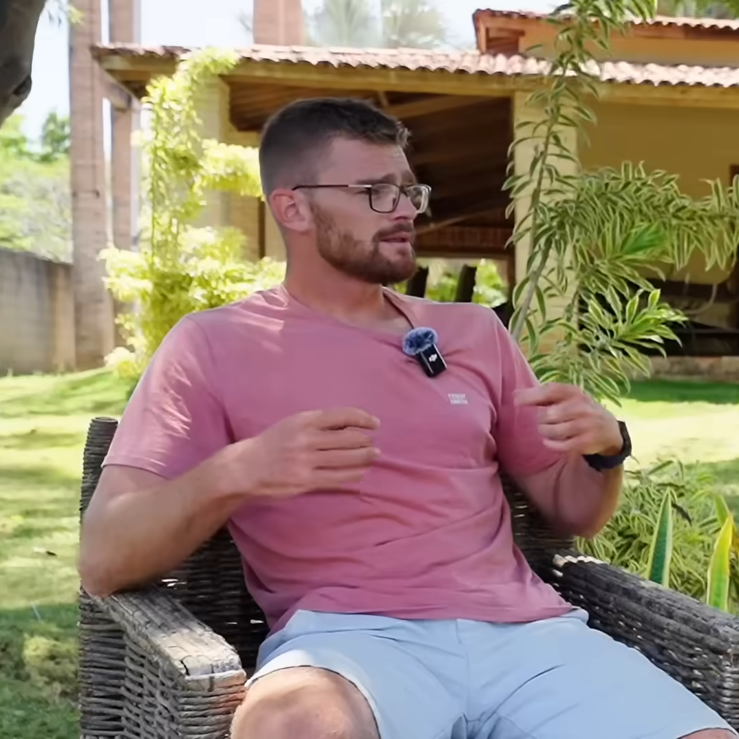 Pierre, coach de kitesurf et créateur YouTube, explique avec les mains un point technique face à Peter Stiewe, en pleine discussion