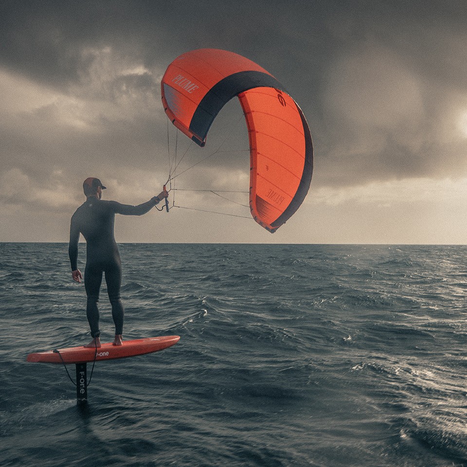 K-Wing foil sous un ciel orageux – pratique de la parawing avec planche rouge et aile assortie