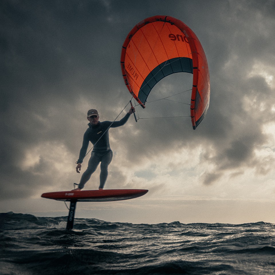 Rider utilisant le foil F-One Plume, performance et stabilité en parawing.