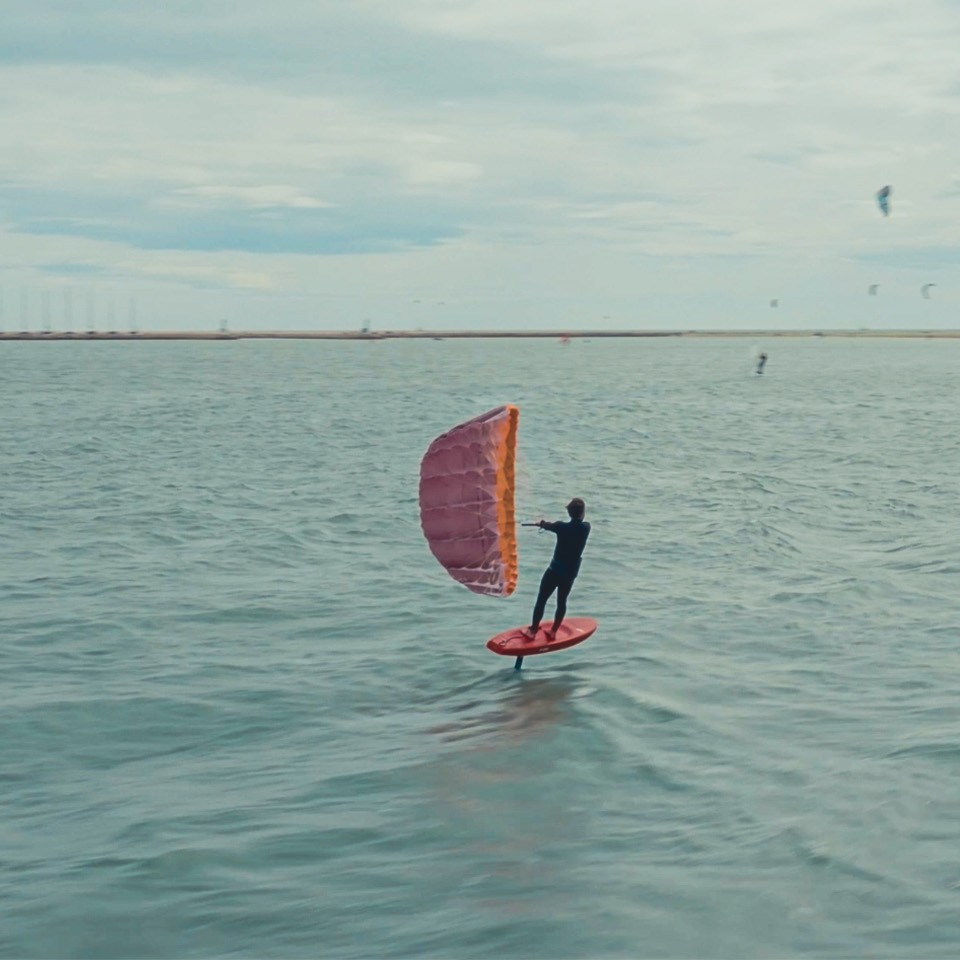 Parawing F-One Frigate en navigation sur mer calme, stabilité et maniabilité optimale pour riders confirmés.