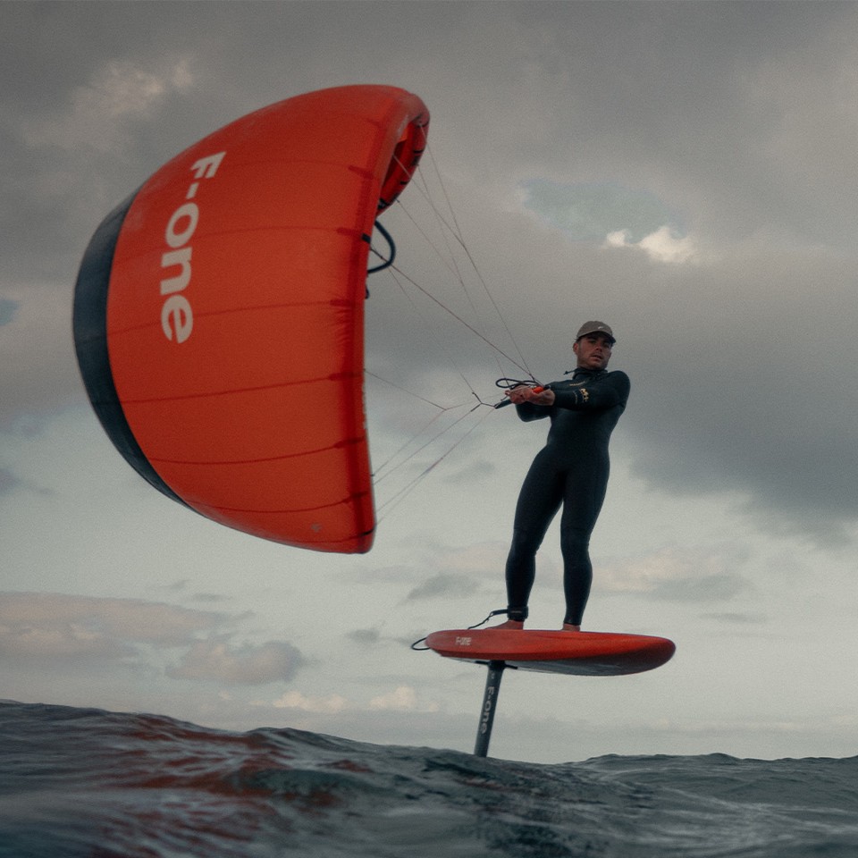 Pratique du parawing avec F-One Plume sous ciel orageux