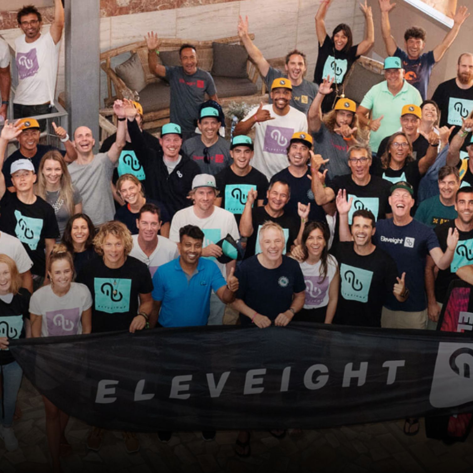 Peter Stiewe, designer Eleveight, en plein échange technique, bras levés pour illustrer un point lors d'une interview kitesurf