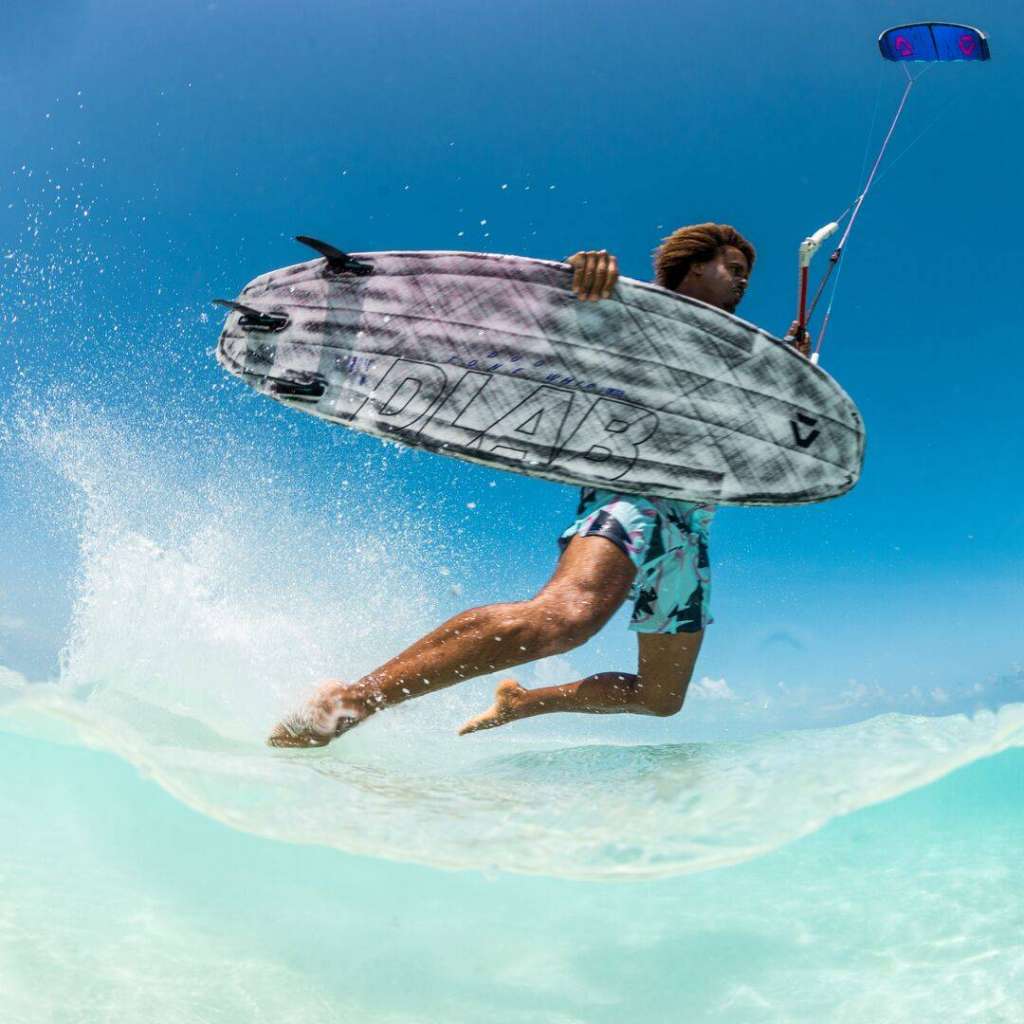 Rider courant dans l'eau avec la planche Duotone Whip D/LAB 2025