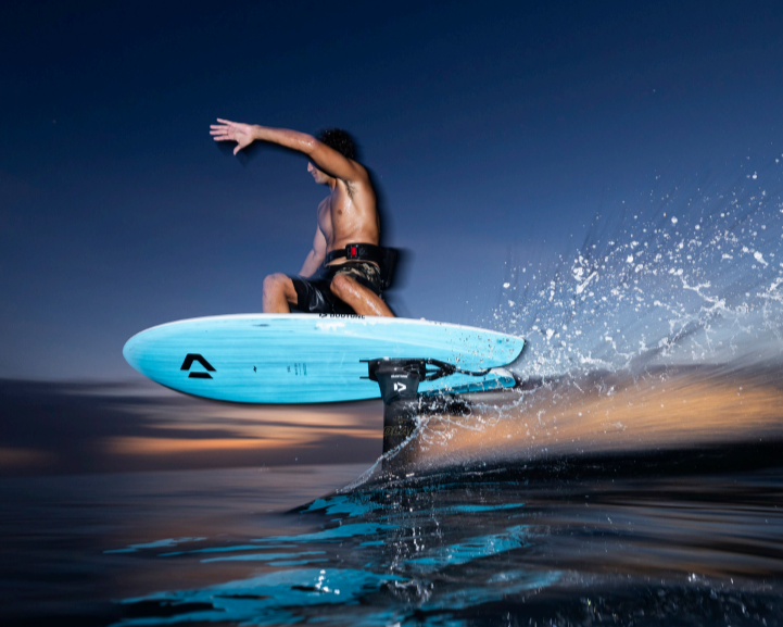 Rider en action sur la Duotone MidFish équipée du Foil Assit D/LAB