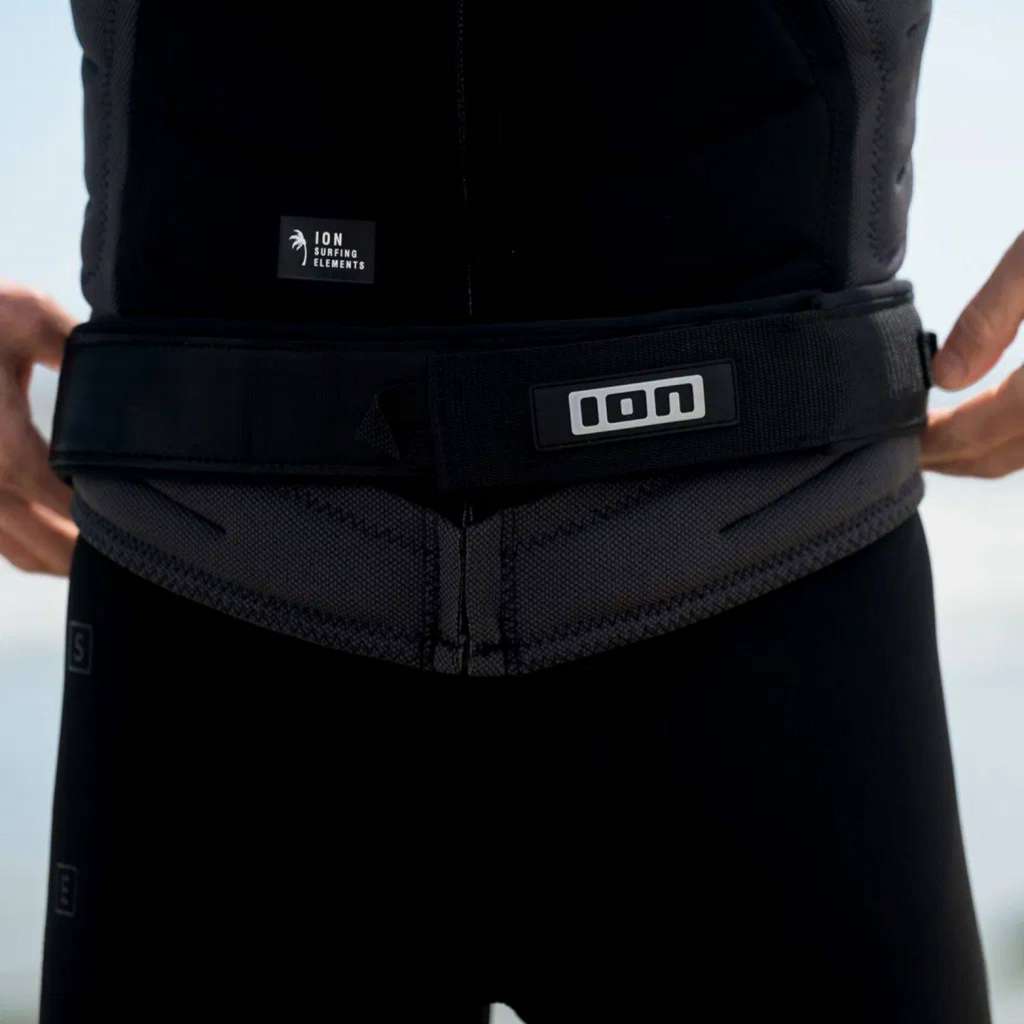 Pierre, coach de kitesurf et créateur YouTube, explique avec les mains un point technique face à Peter Stiewe, en pleine discussion