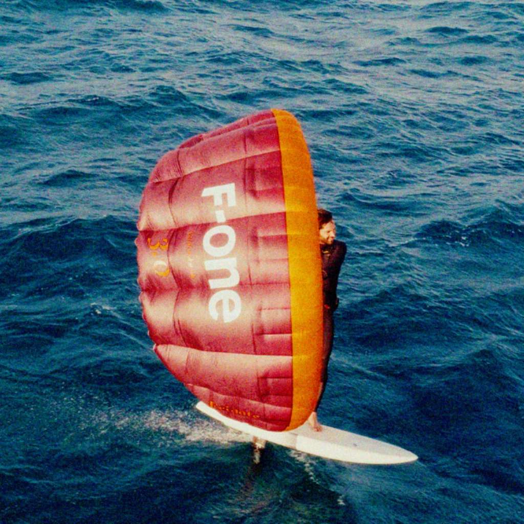 Peter Stiewe, designer Eleveight, en plein échange technique, bras levés pour illustrer un point lors d'une interview kitesurf