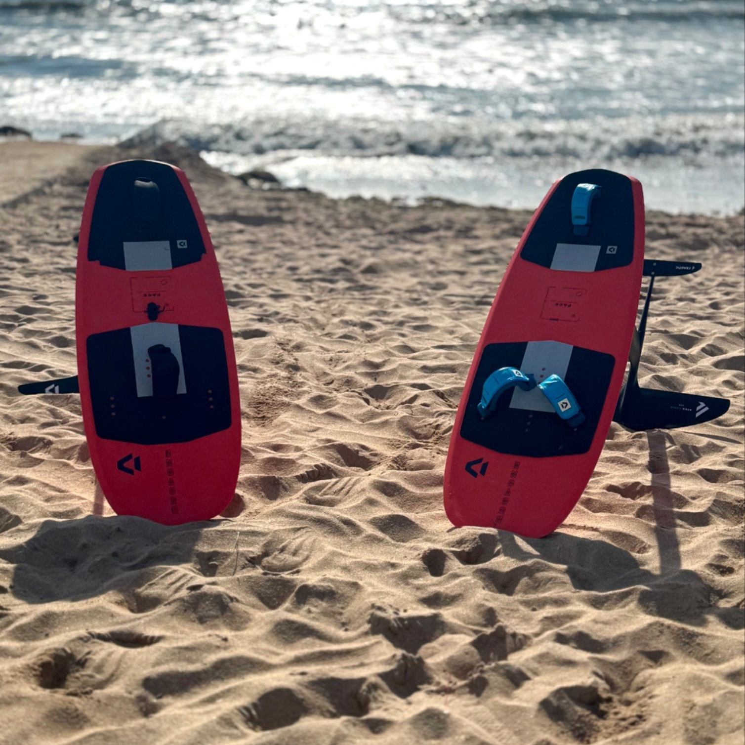 Planche Duotone Pace posée sur la plage, kitefoil prêt à naviguer