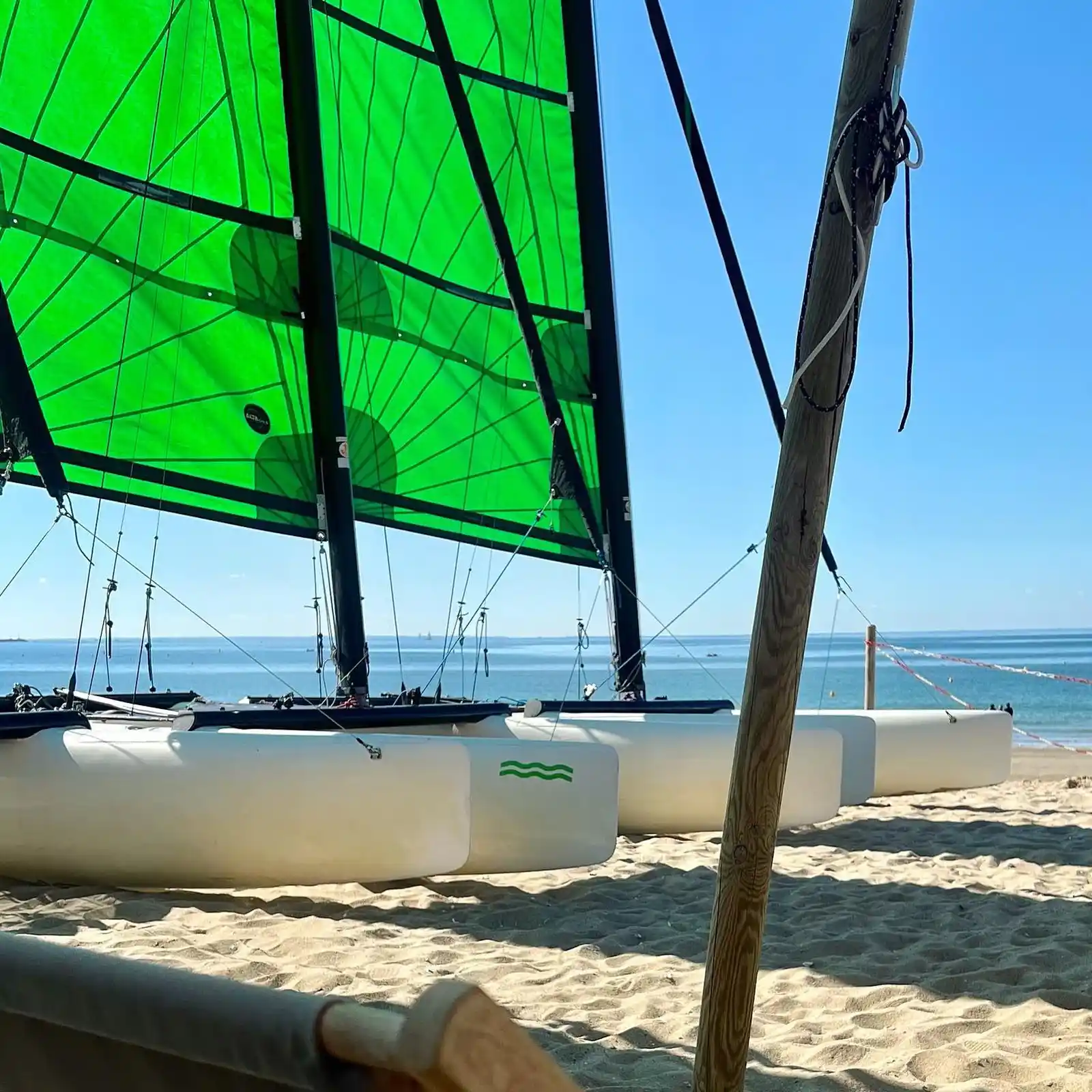 Catamarans Ki Wind sur la plage de La Baule