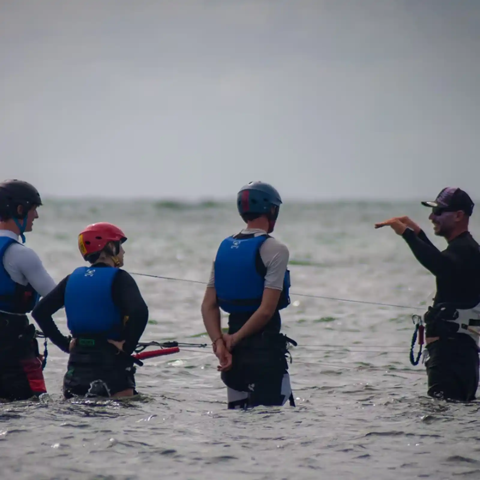 Briefing et explications techniques pendant un cours de kitesurf en Guadeloupe