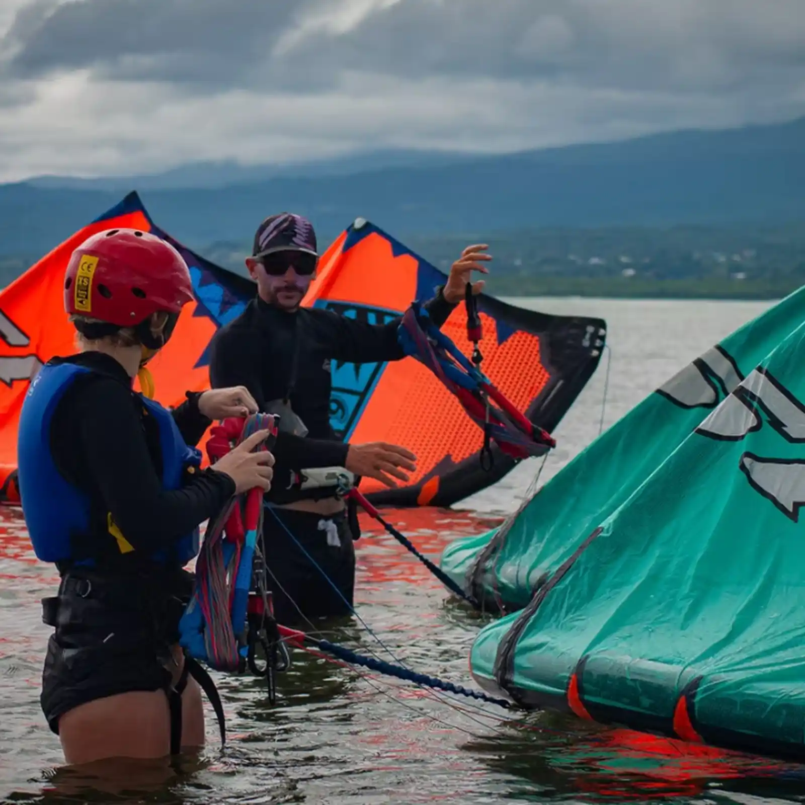 Préparation du matériel kite avant la mise à l'eau avec Maximum Kite Guadeloupe
