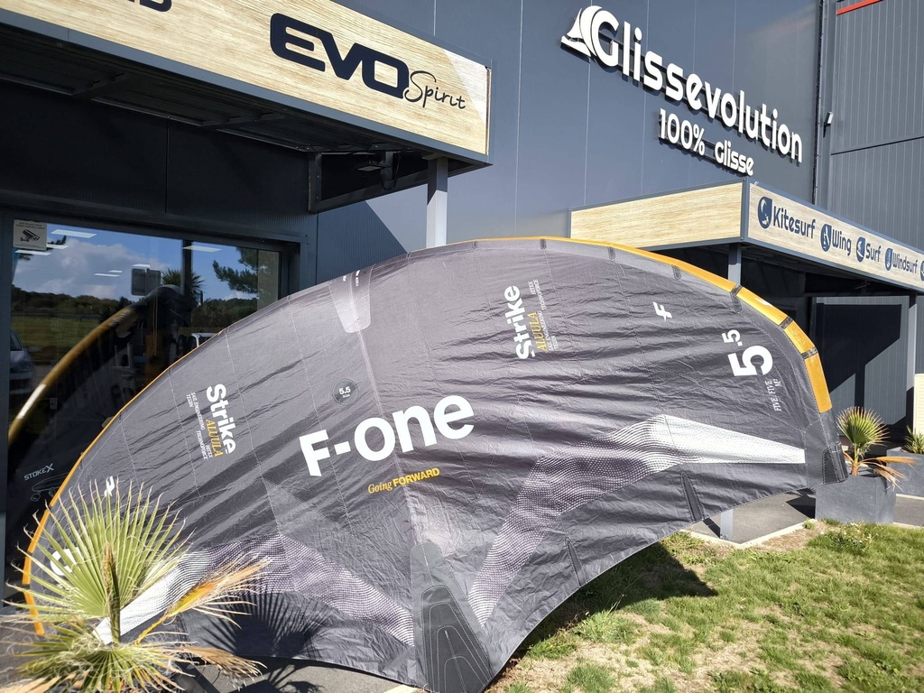 [ZG-PGL-7020] OCCASION F-ONE STRIKE 5.5m2 V5 ALUULA 2025 + boom